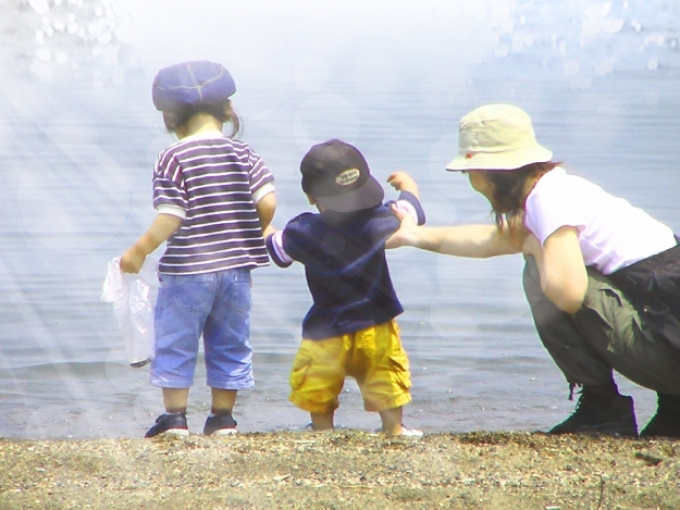 子供と遊ぶシングルマザー