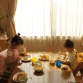朝食を食べる子供たち