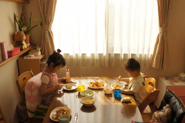 朝食を食べる子供たち