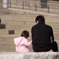 子供と面会する父親