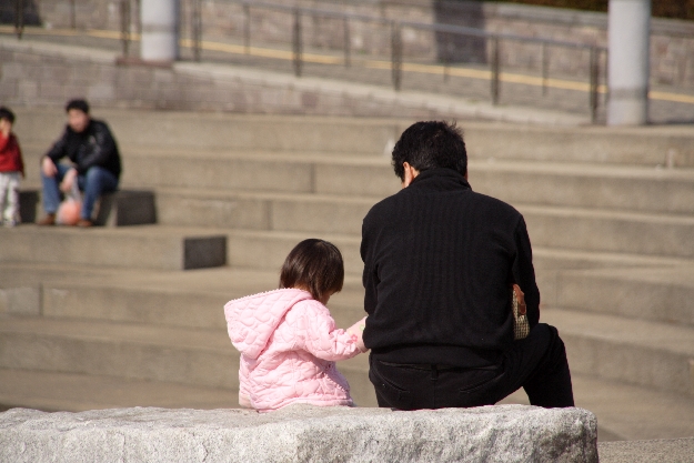 子供と面会する父親