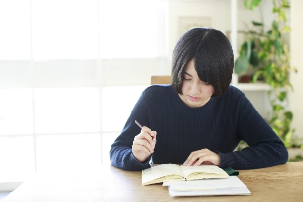 保険について考える女性